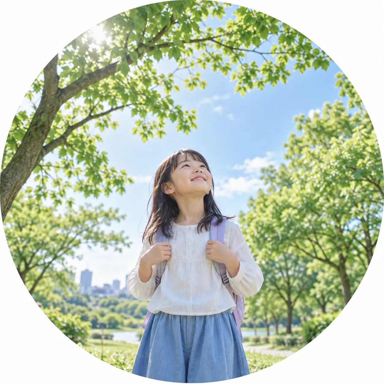 木々の中で空を見上げる子ども